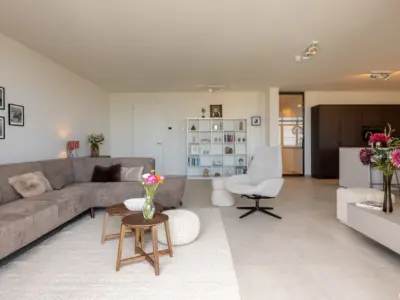 Cadzandbadcsight woonkamer bank boekenkast open keuken cadzand bad