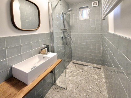 de Brabander vakantiehuis in Cadzand Zeeland badkamer benden.jpg